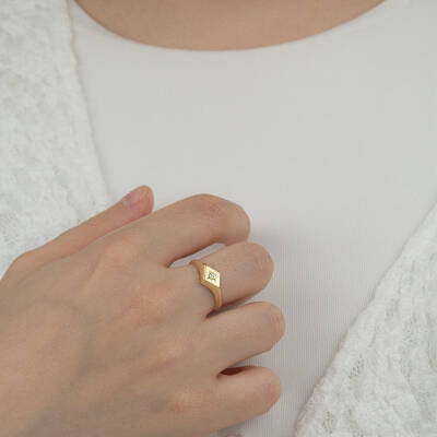 Üçgen Taşlı Yüzük - 